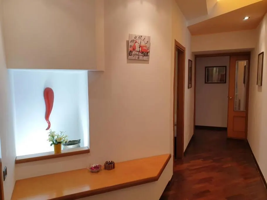 Apartamento Lovely 11 Guests Flat, Via Tribunali, City Center! Nápoles